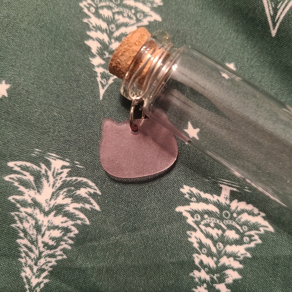 Cat Whisker Holder Keepsake - Picture 2 of 2